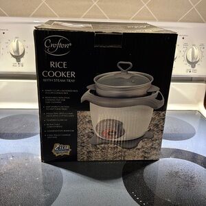 NIB Kitchen Crofton Rice Cooker with Steam Tray